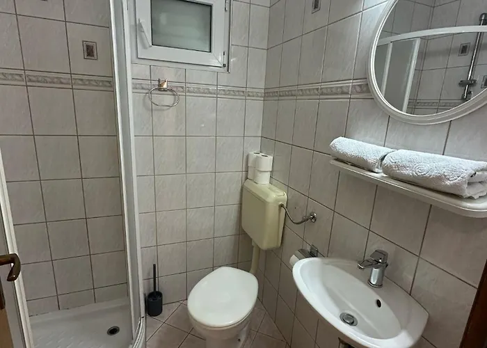 Adriatic Pavlinovic - *